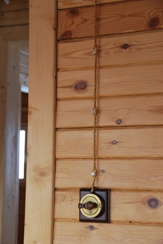 Открытая ретро-проводка в деревянном доме